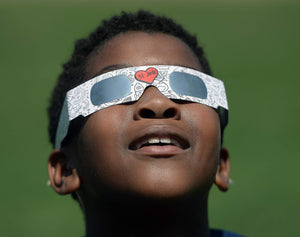 Nunca é cedo demais para comprar óculos eclipse solar